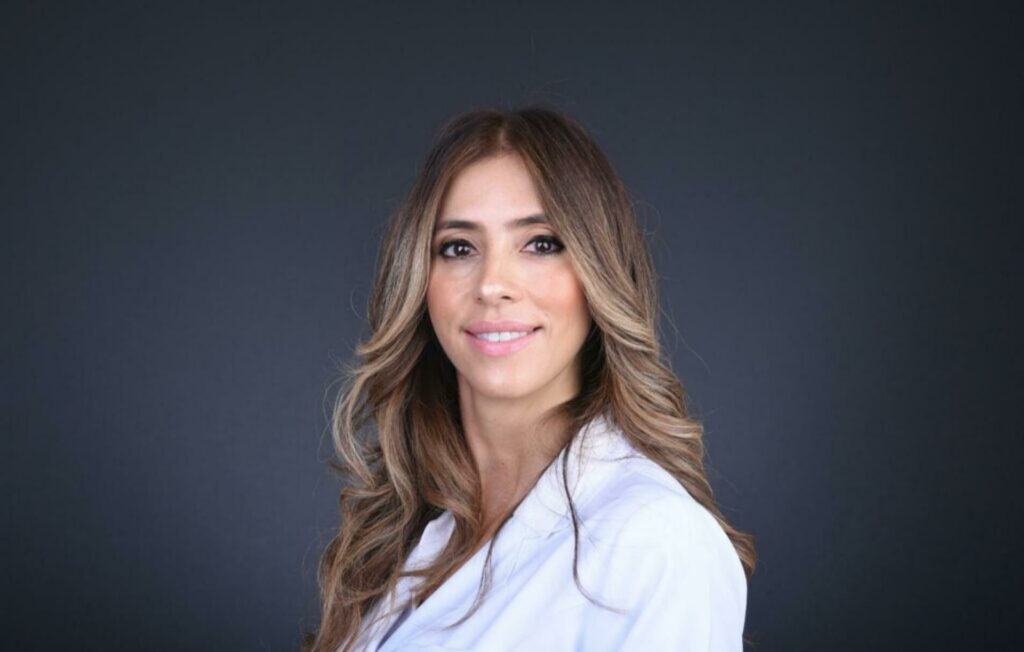 Porträt einer Zahnärztin Dr. Fernanda Moreira der Smilezone Praxis in Zug mit strahlendem Lächeln