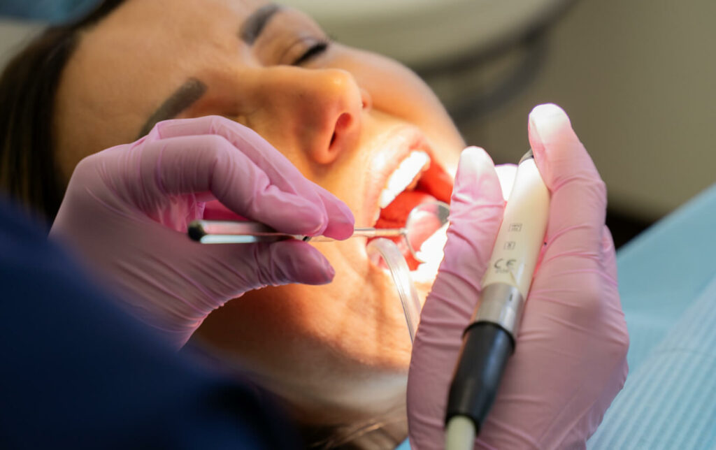 Professionelle Zahnhygiene Behandlung in der Zahnarztpraxis Smilezone in Zug
