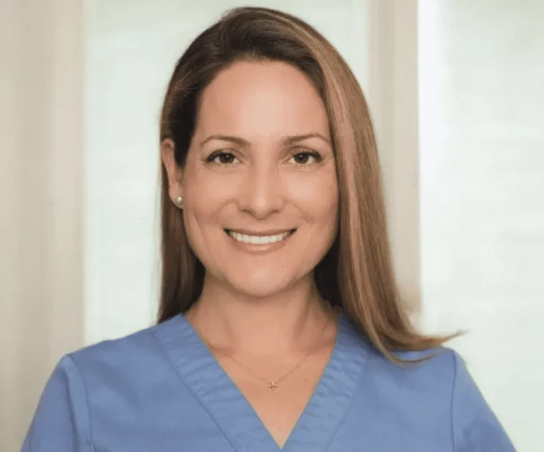 Freundliches Porträt einer Zahnärztin Dr. Christina Palimetaki der Smilezone Praxis für Kinderzahnmedizin in Zug