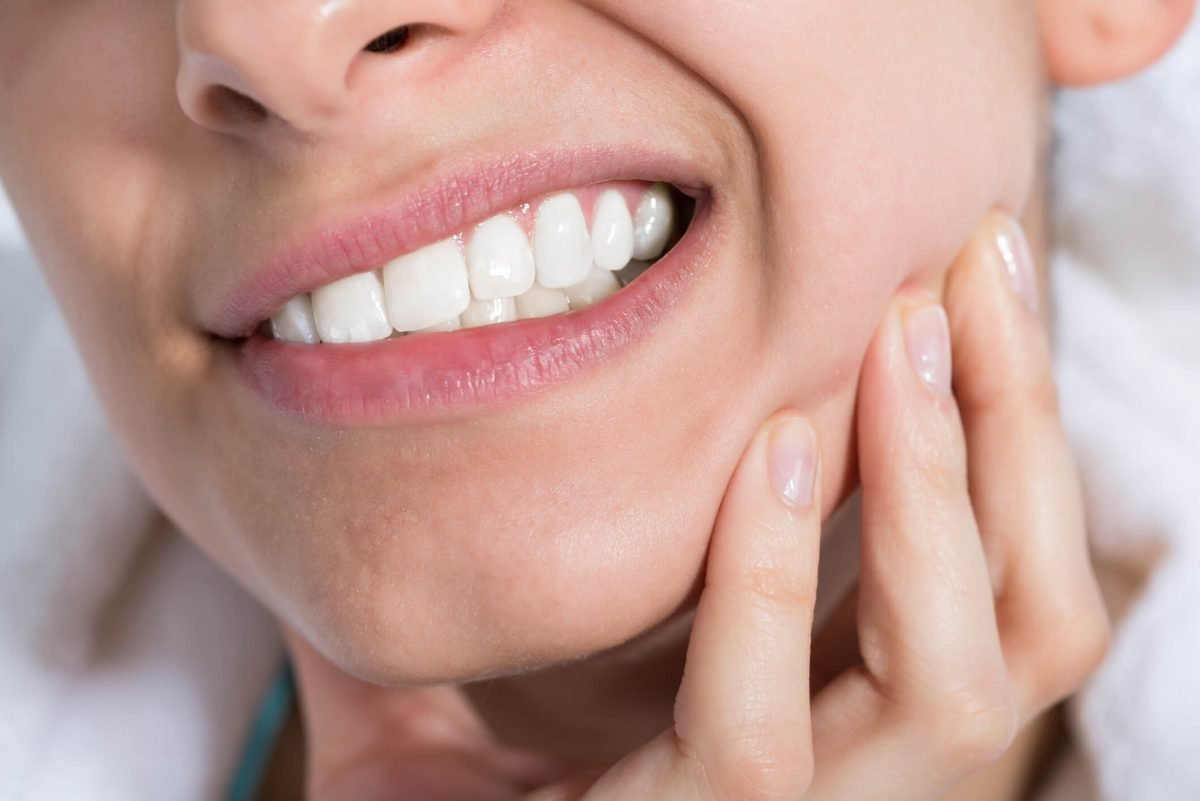 Woman with toothache; Smilezone emergency dentist Zug offers quick relief.
