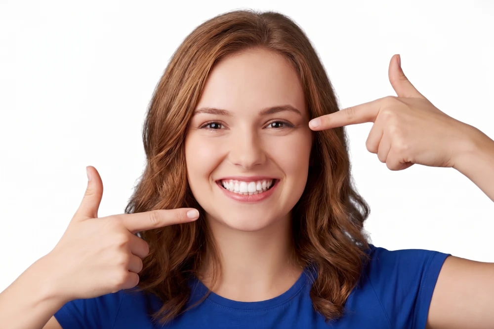 Frau zeigt ihr schönes, strahlendes Lächeln – Smilezone Zug sorgt für gesunde Zähne und ästhetische Zahnmedizin.