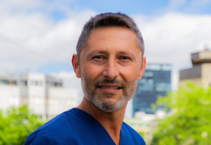 Porträt von einem freundlichen Zahnarzt Fachzahnarzt Oralchirurgie Dr. Lothar Gold der Smilezone Praxis in Zug